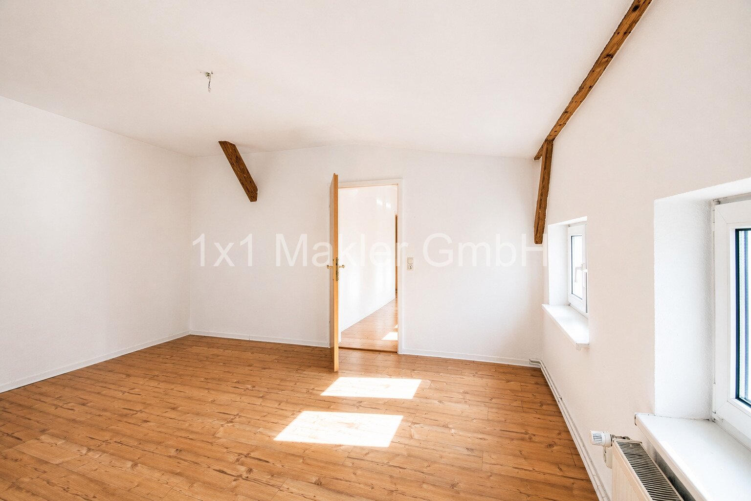 4 Raum Wohnung mit Balkon und Einbauküche