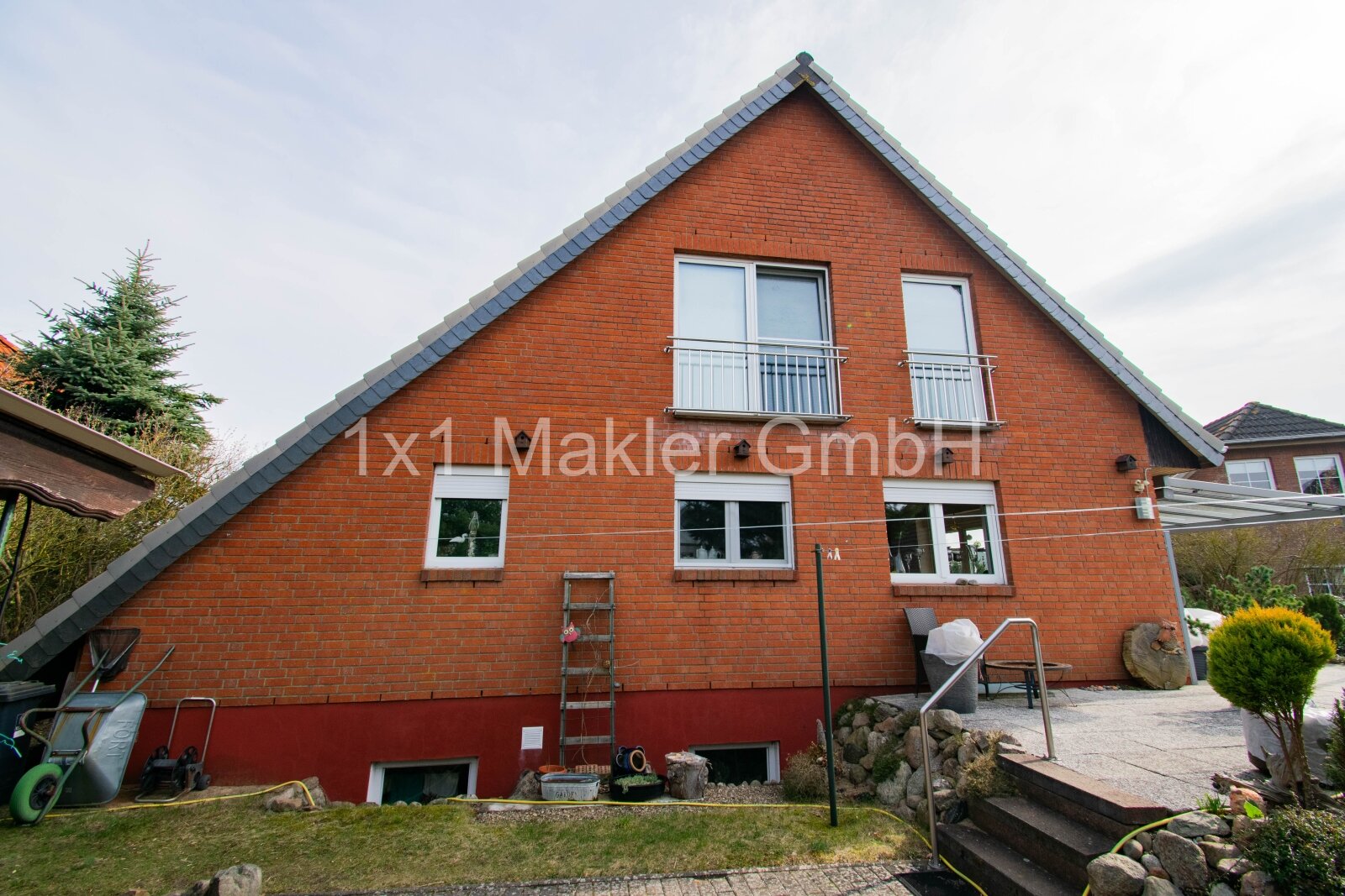 Gepflegtes Einfamilienhaus mit Tiefgarage und Kamin