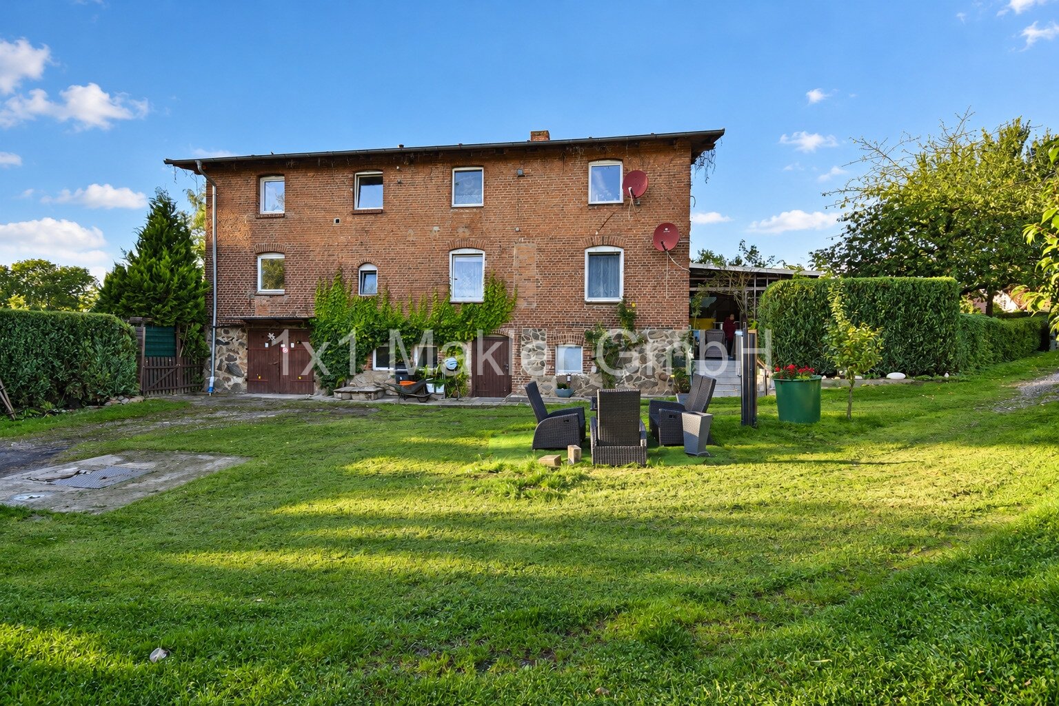 Zweifamilienhaus mit 2.657 m² Grundstück