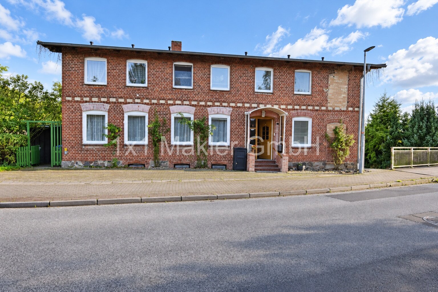 Zweifamilienhaus mit 2.657 m² Grundstück