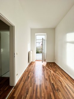 Kleines Schlafzimmer mit französischem Balkon