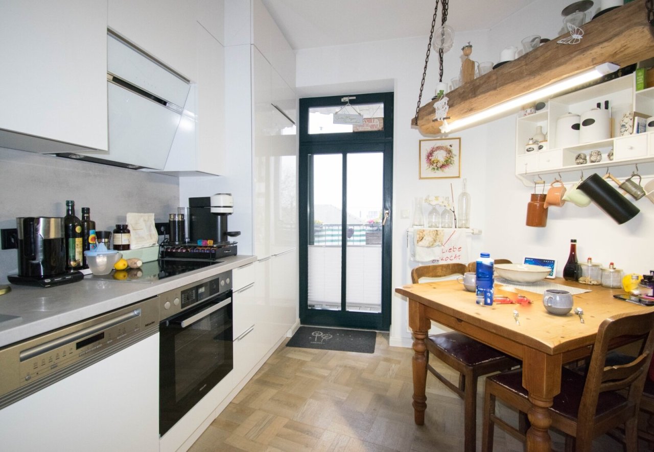 Balkon befindet sich an der Küche
