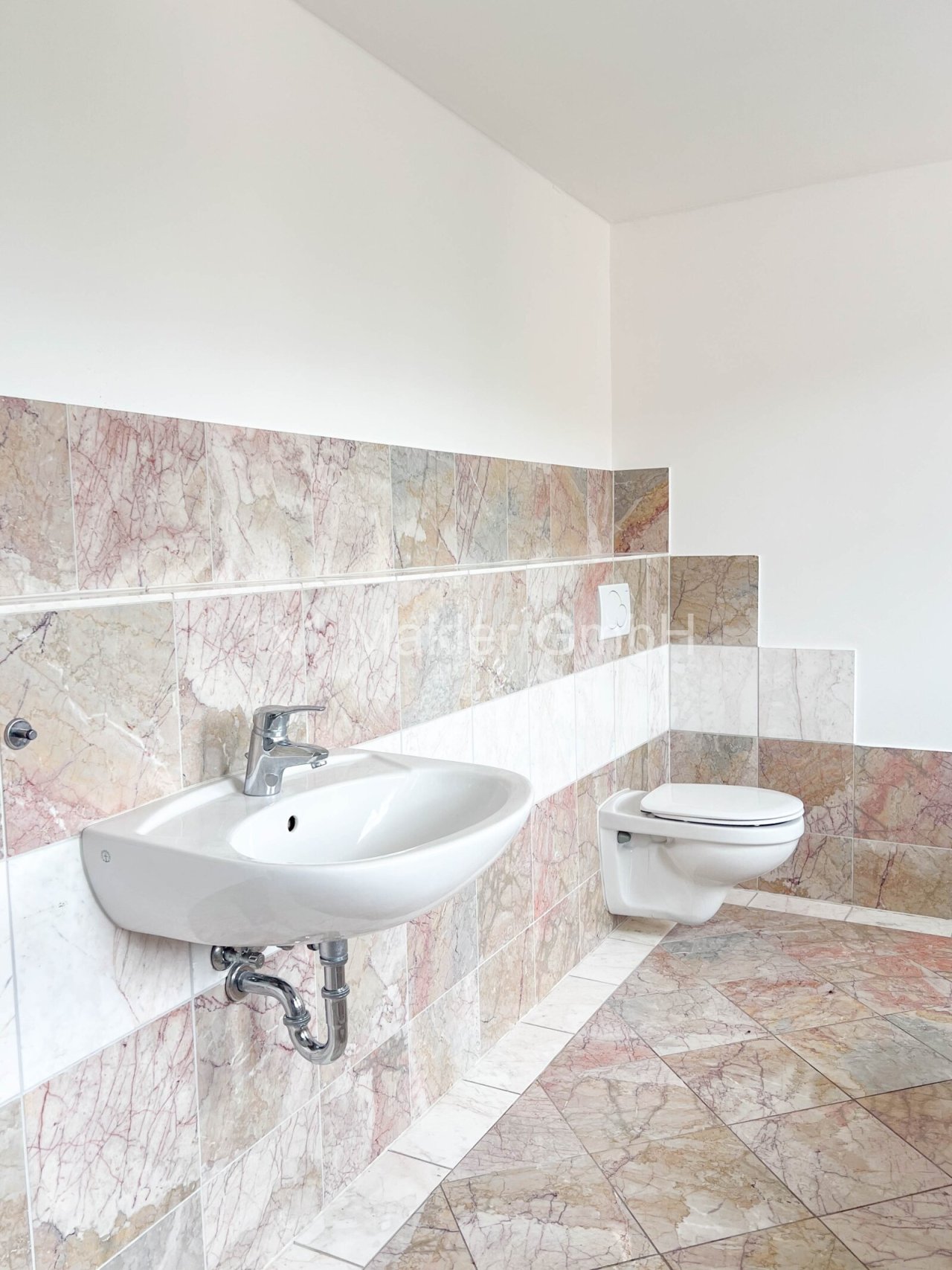 2. Badezimmer mit Wanne und Dusche