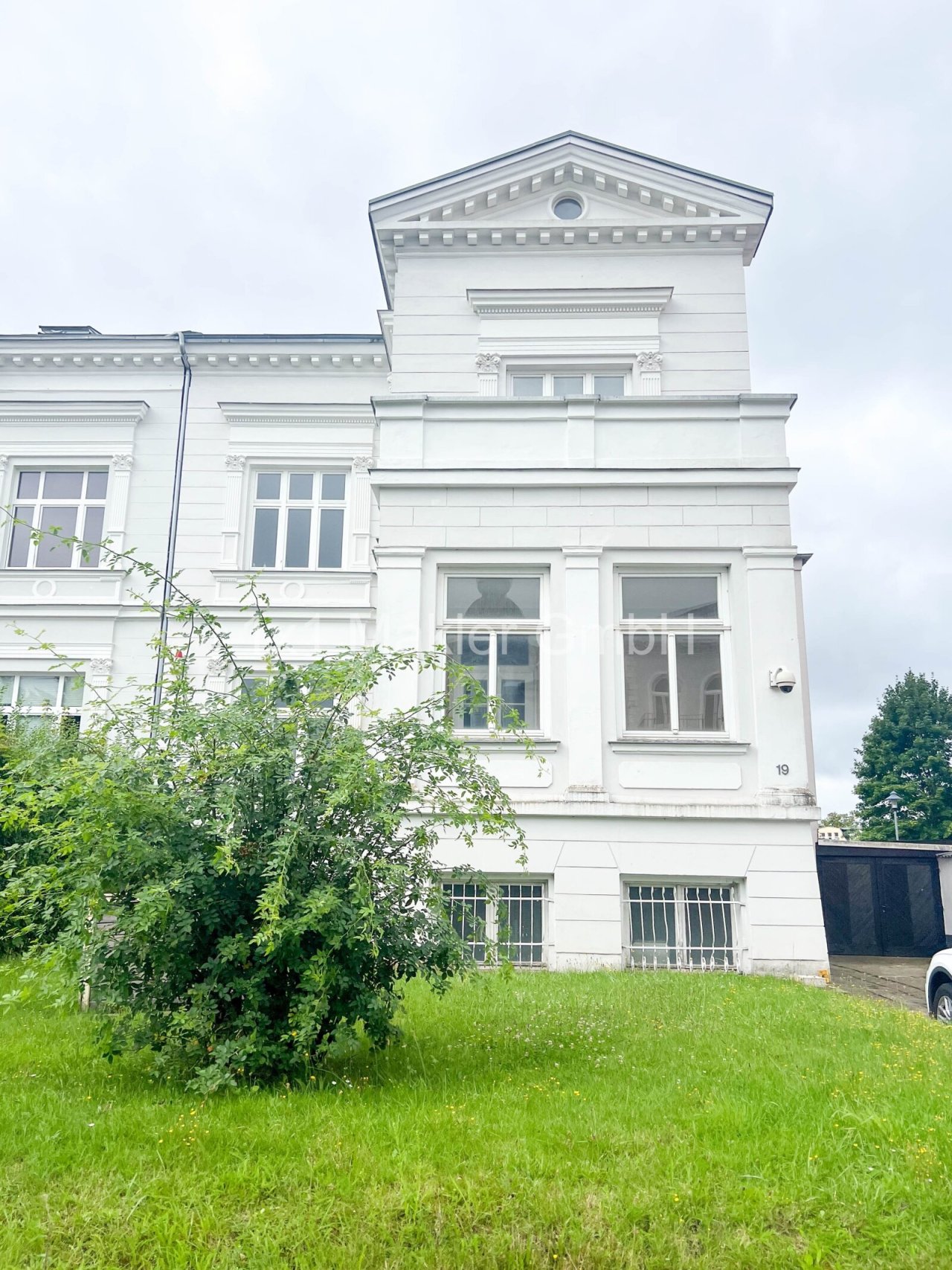 Blick auf die Wohnung mit Balkon
