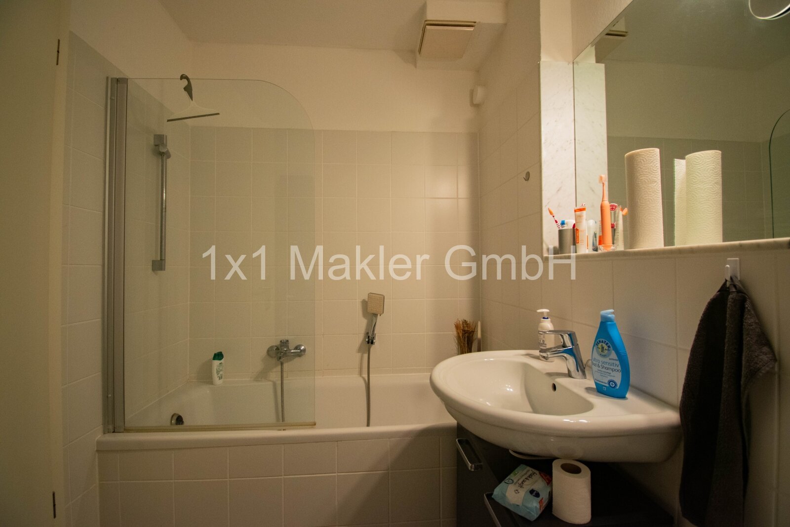 Badewanne mit Duschwand Badewanne mit Duschwand
