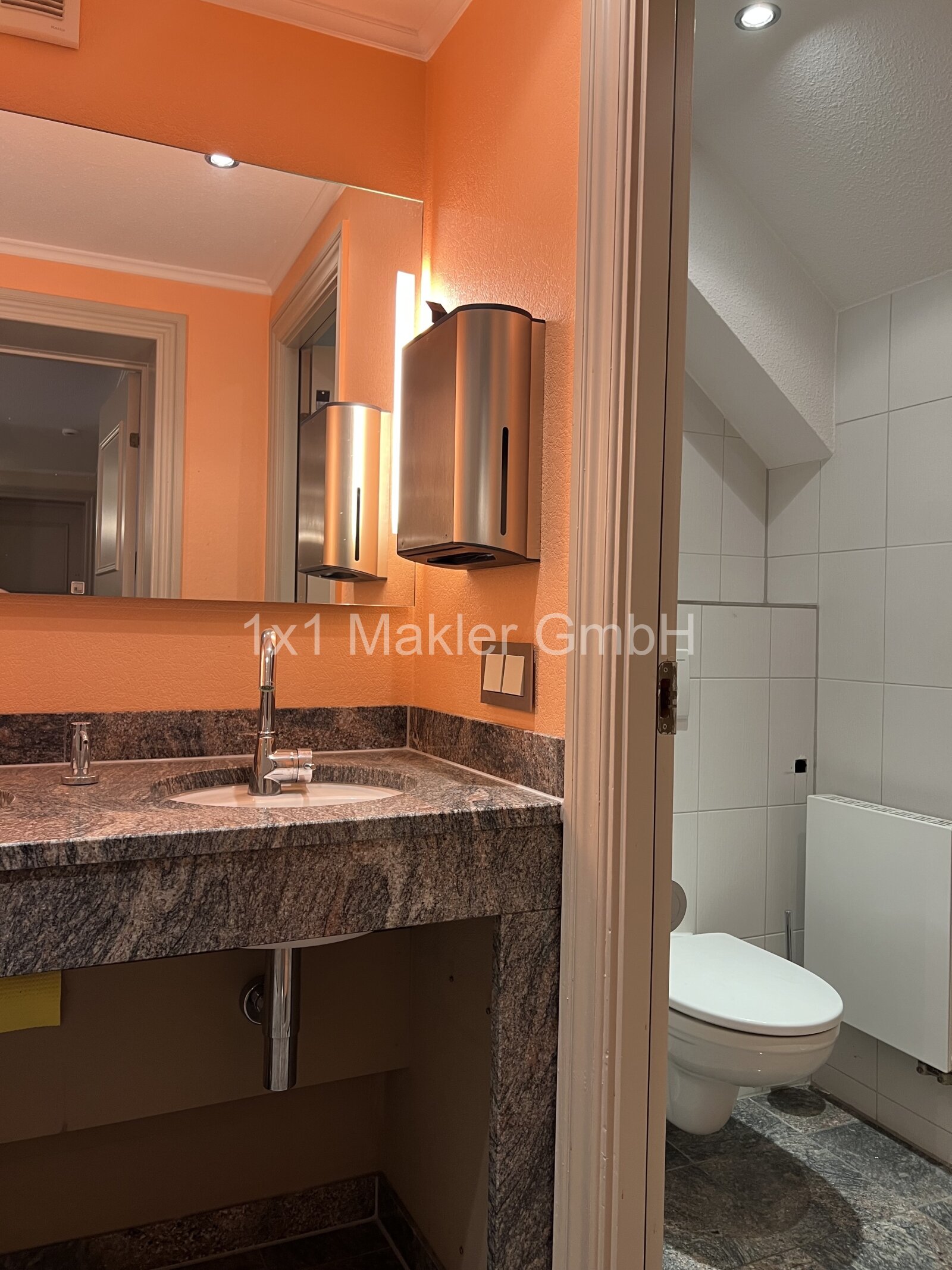 2 getrennte Toiletten 2 getrennte Toiletten