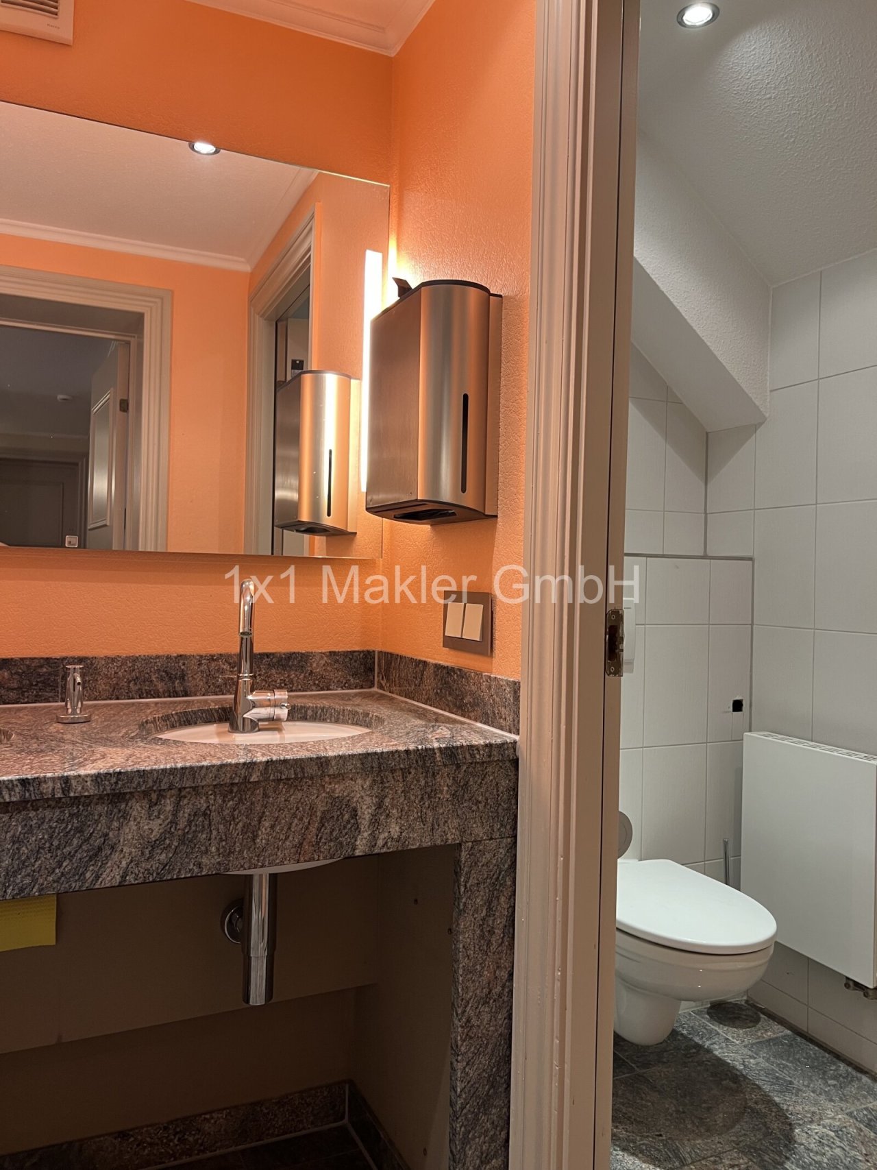 2 getrennte Toiletten 2 getrennte Toiletten