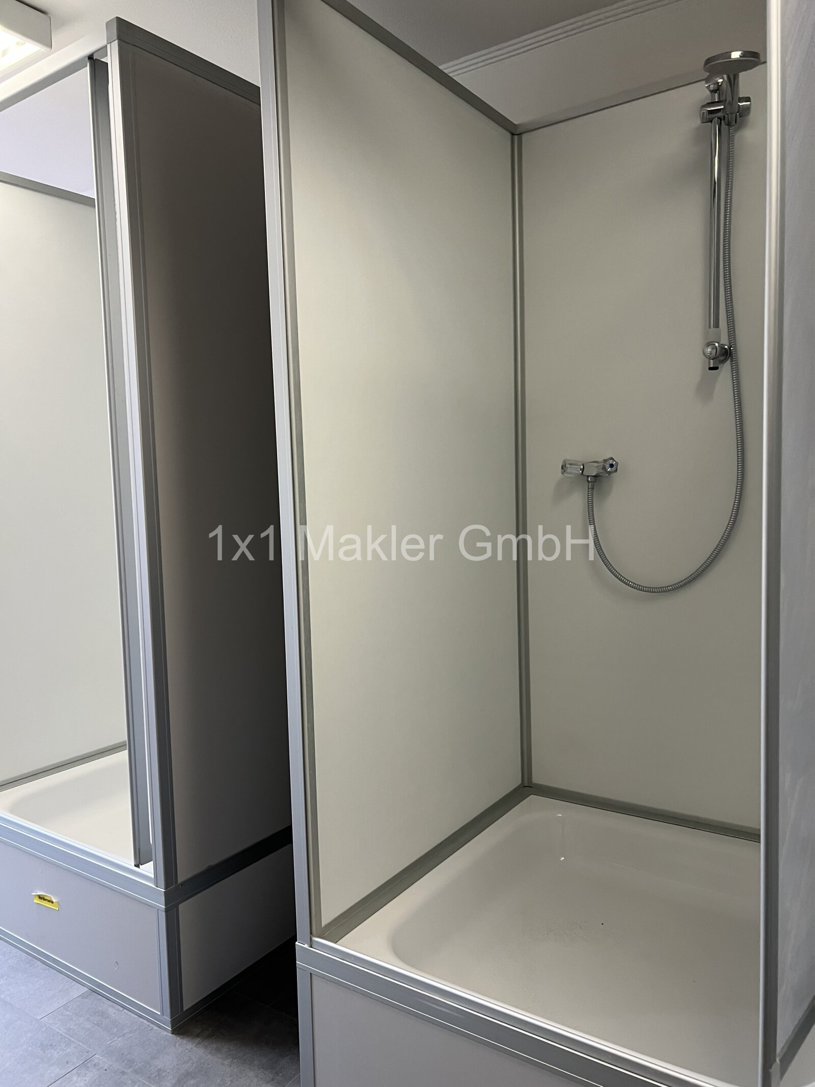 Separat 2 Waschbecken mit 2 Duschen Separat 2 Waschbecken mit 2 Duschen