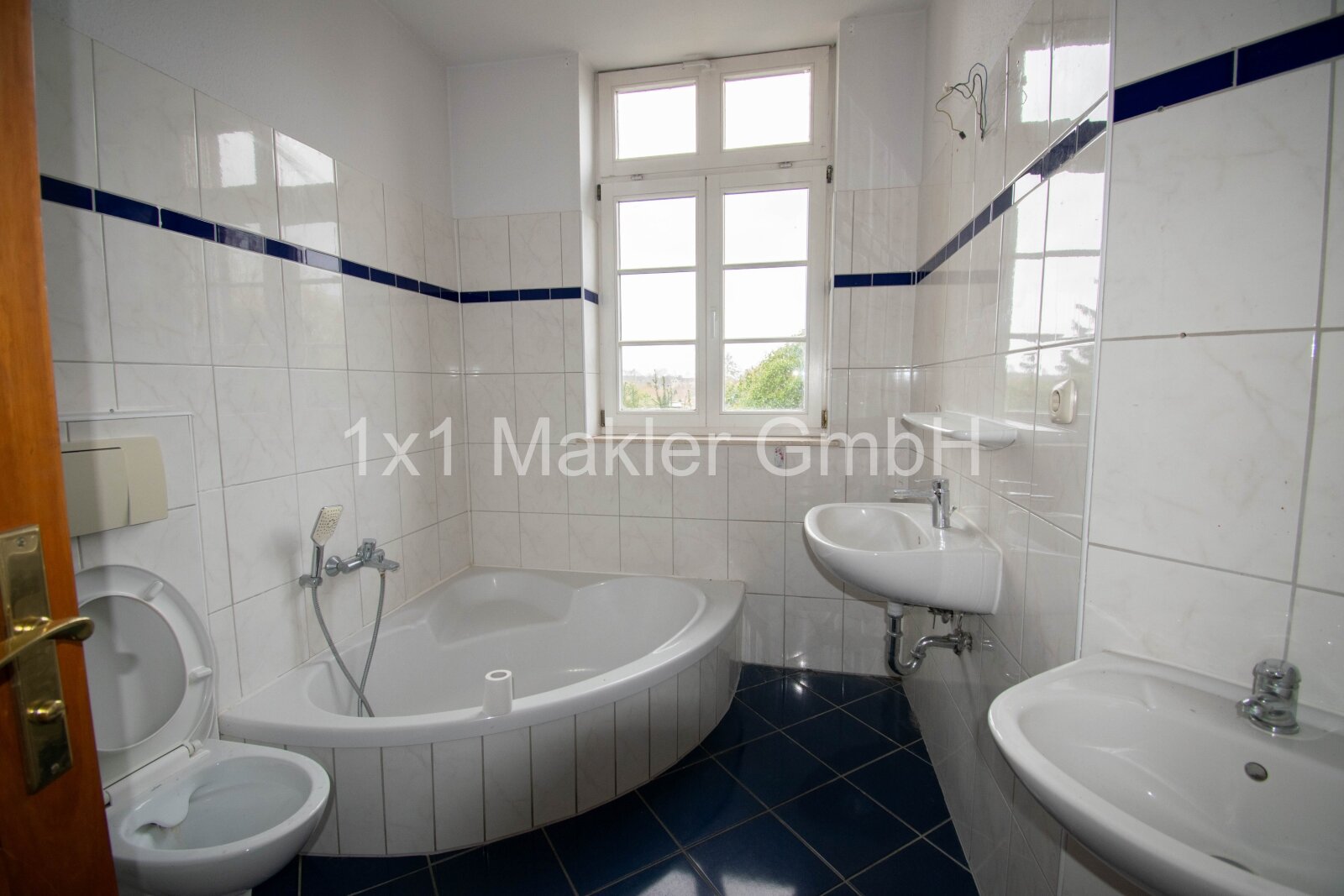 Badezimmer mit Eckbadewanne und Dusche Badezimmer mit Eckbadewanne und Dusche