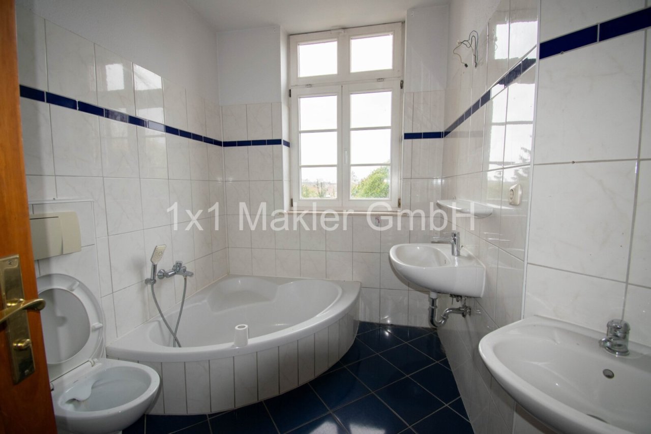 Badezimmer mit Eckbadewanne und Dusche
