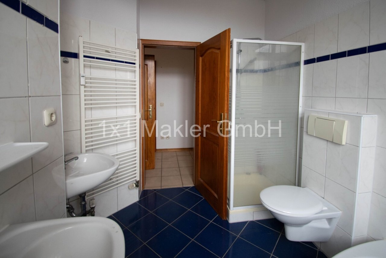 Badezimmer mit Eckbadewanne und Dusche