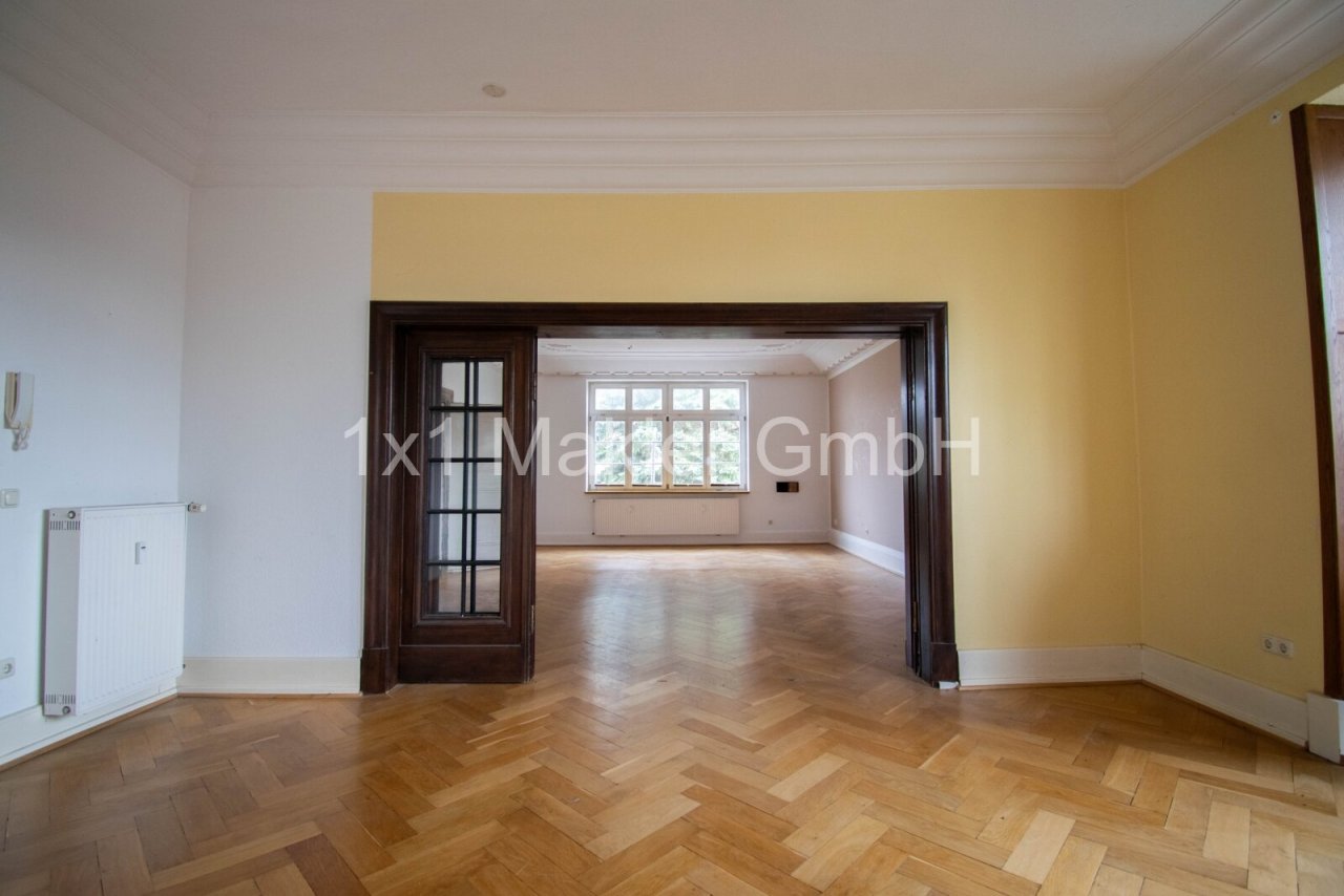 Esszimmer mit Blick zum Wohnzimmer