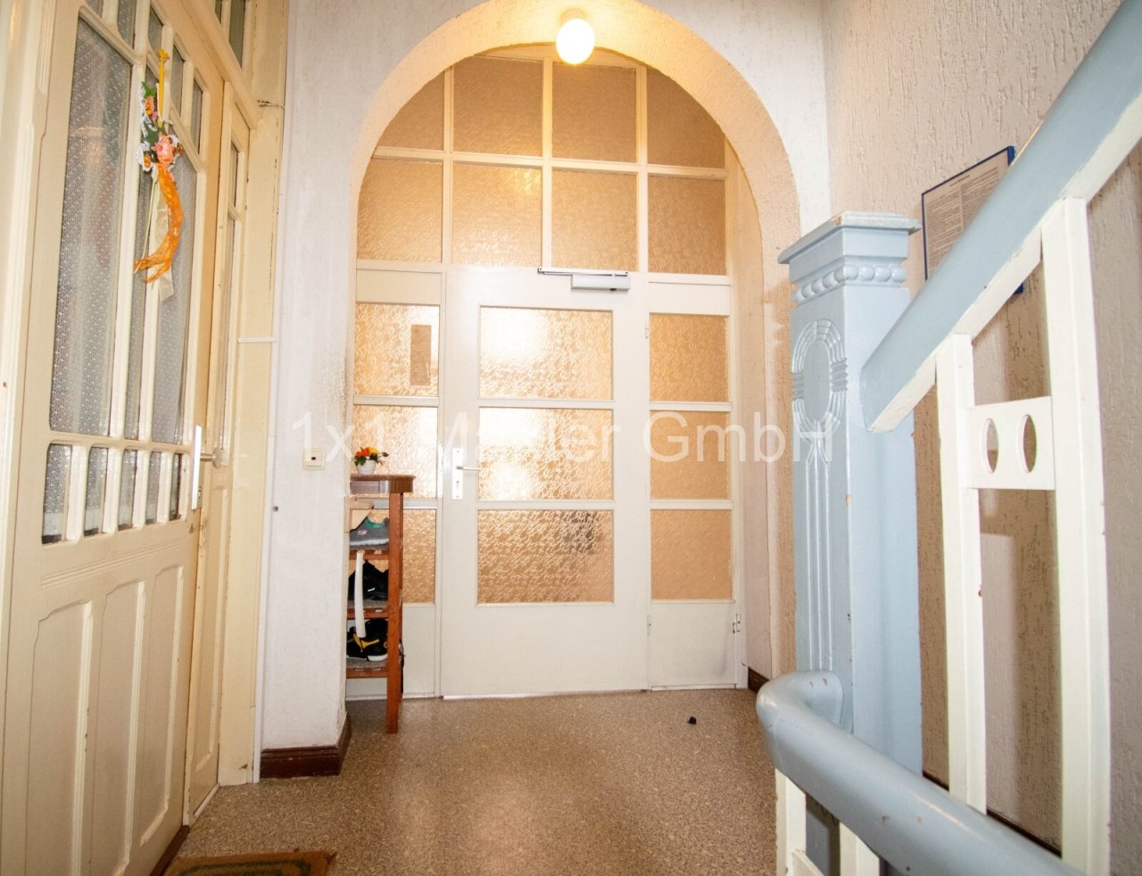 Eingangsbereich mit historischem Bogenfenster Eingangsbereich mit historischem Bogenfenster