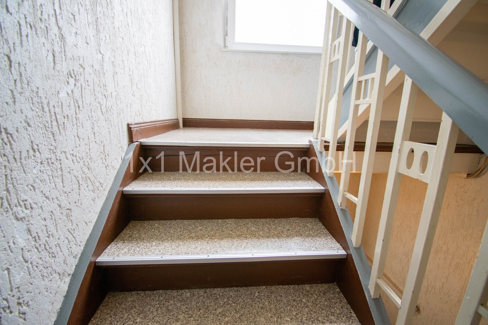 Komfortabel gedämmte Treppe mit rutschfesten Einlagen Komfortabel gedämmte Treppe mit rutschfesten Einlagen