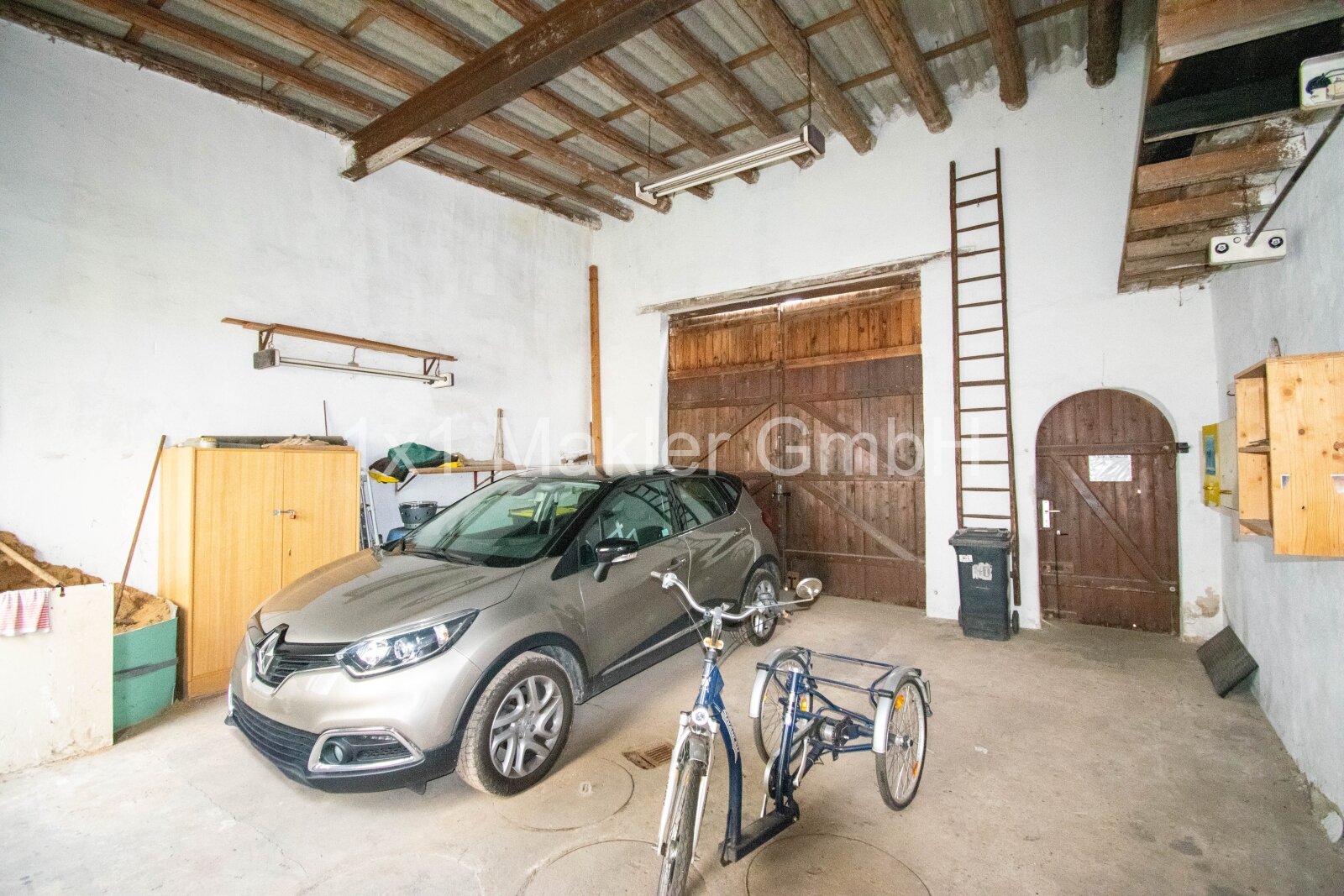 Rustikale Garage mit Stellplatz für 3 Autos und Fahrräder Rustikale Garage mit Stellplatz für 3 Autos und Fahrräder