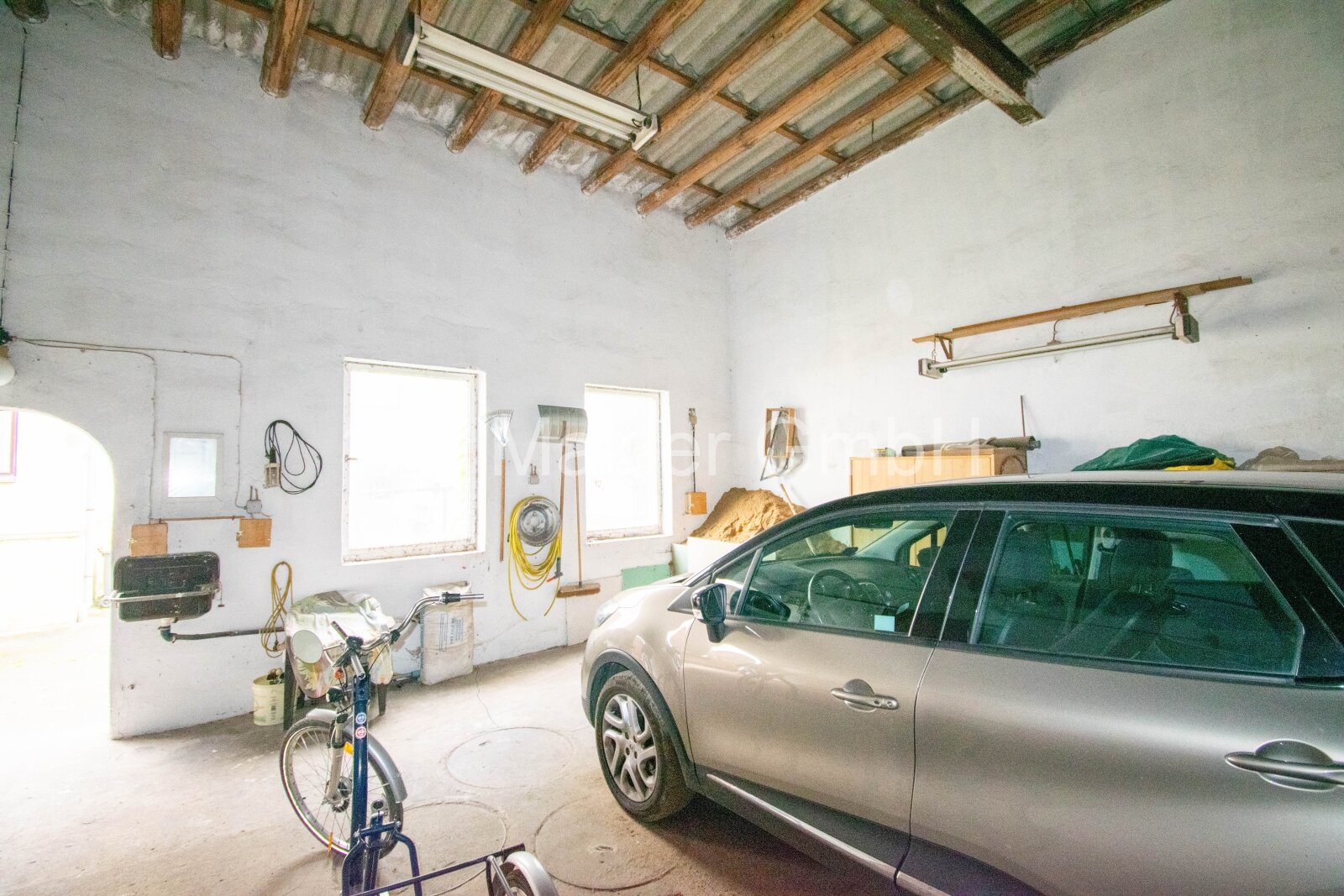 Rustikale Garage mit Stellplatz für 3 Autos und Fahrräder Rustikale Garage mit Stellplatz für 3 Autos und Fahrräder
