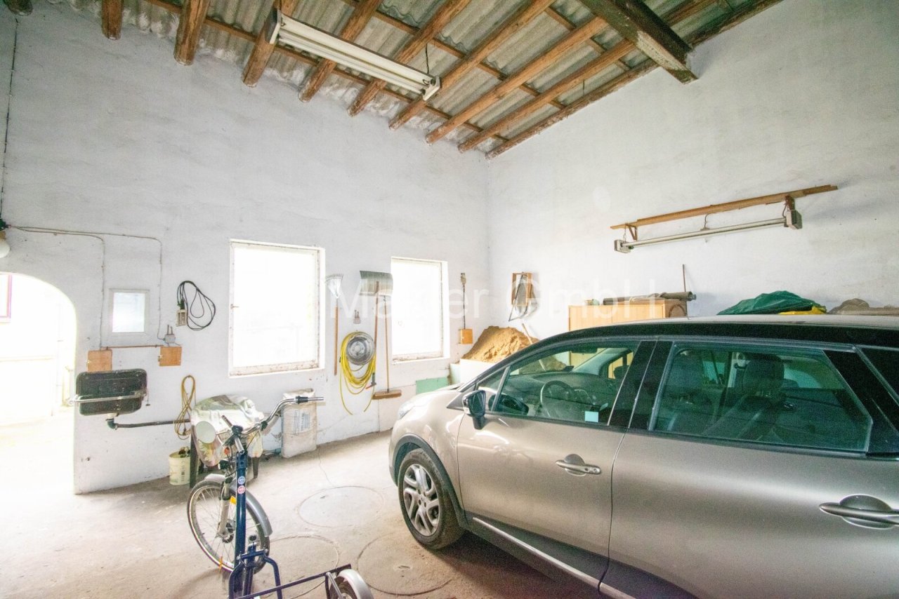 Rustikale Garage mit Stellplatz für 3 Autos und Fahrräder Rustikale Garage mit Stellplatz für 3 Autos und Fahrräder