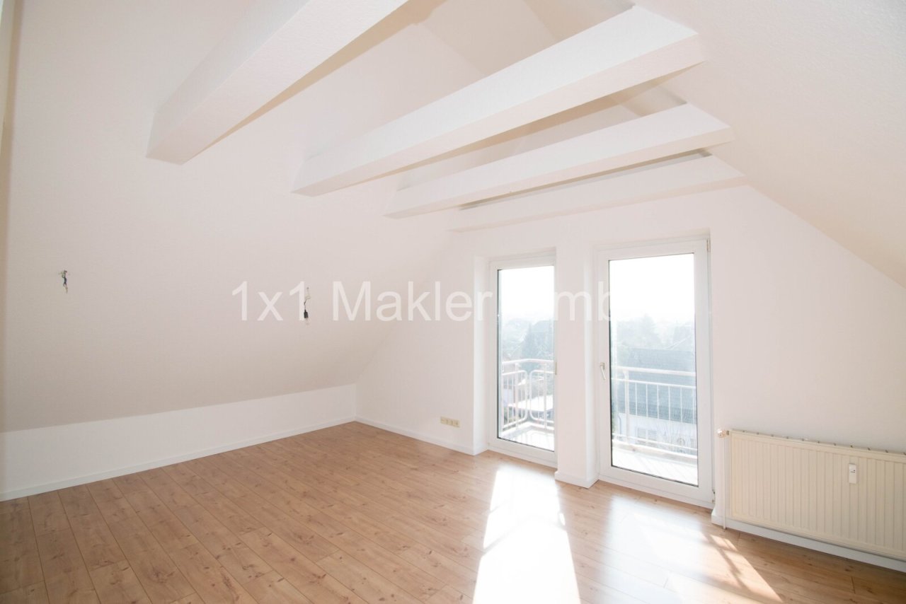 Blick zu beiden Balkonfenster
