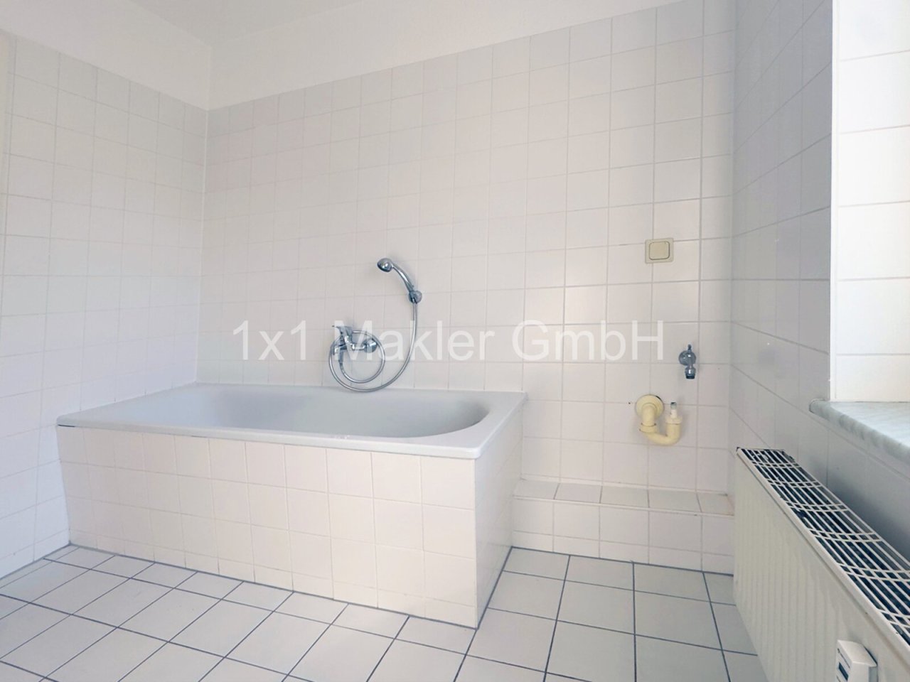 Badezimmer mit Wanne und separater Dusche