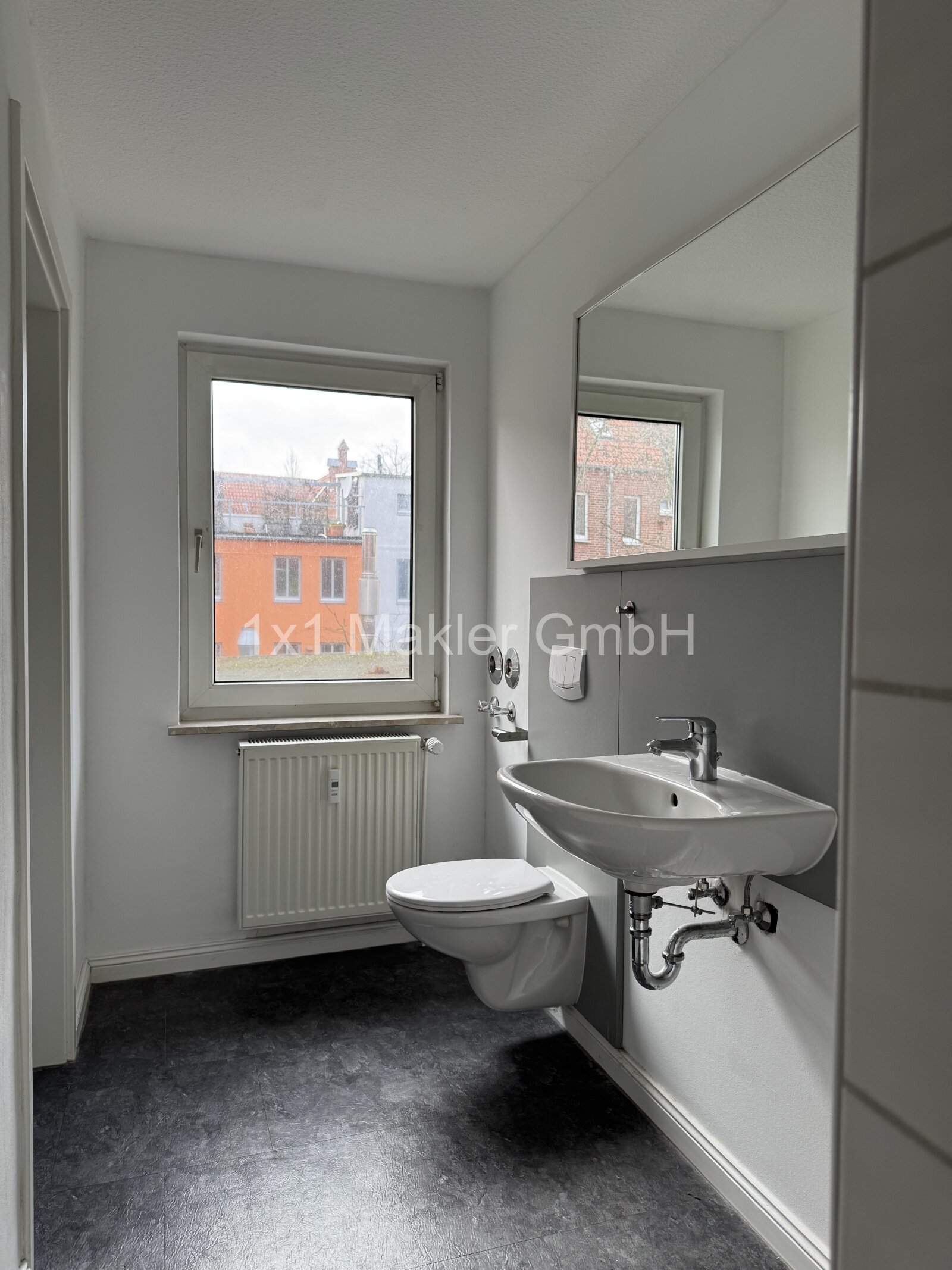 Badezimmer mit Fenster