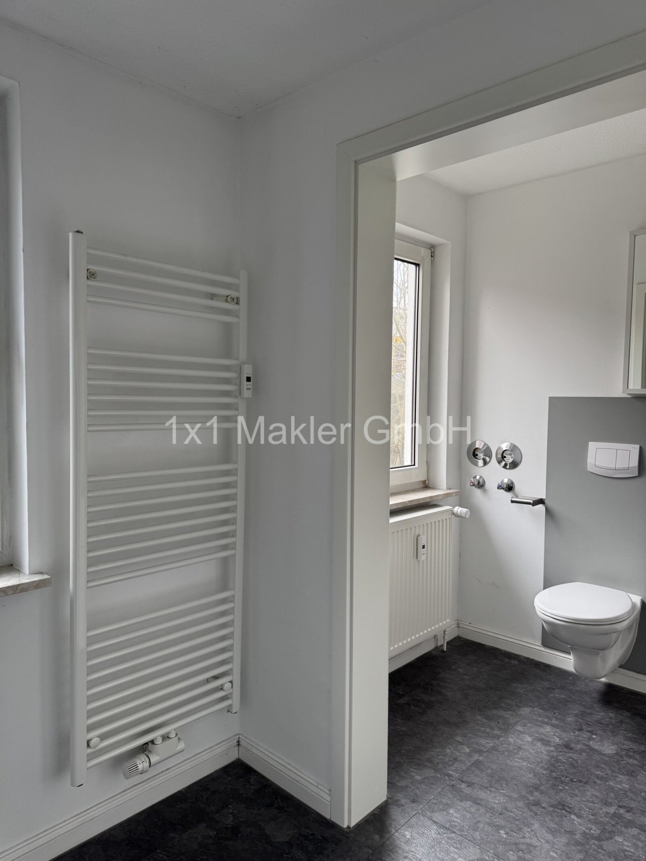 Badezimmer mit Wand-WC