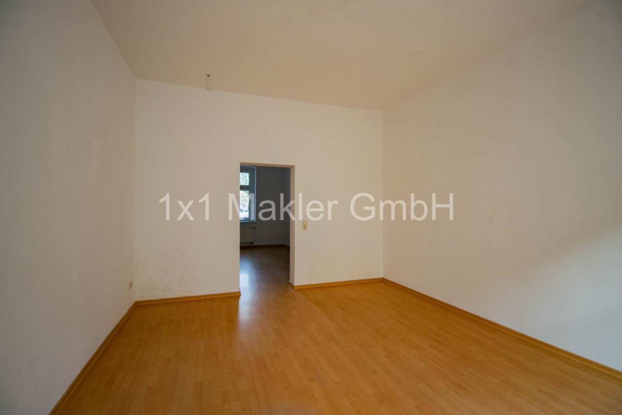 Blick vom Schaufenster zum 2. Zimmer