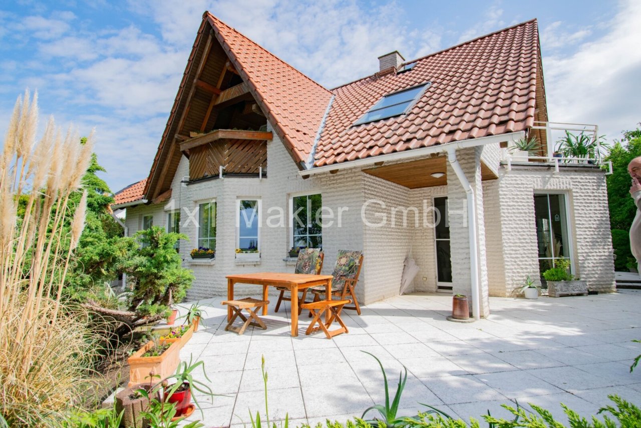 Außenansicht mit großer Terrasse Außenansicht mit großer Terrasse