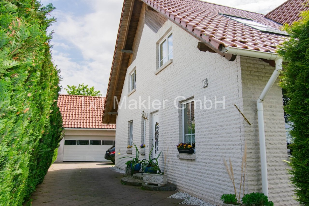 Hauseingang und Garagenzugang Hauseingang und Garagenzugang