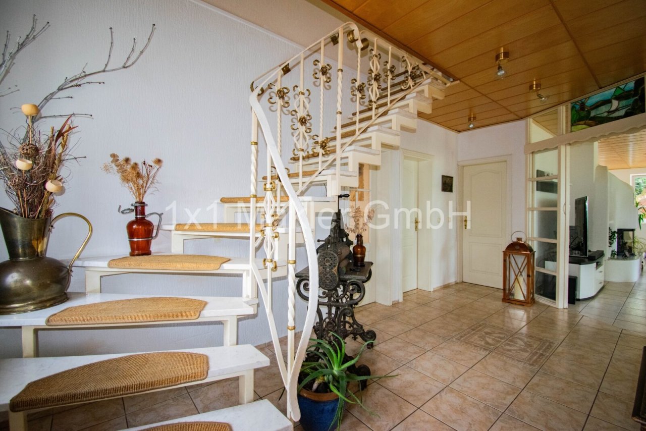 Eingangsbereich mit Treppe Eingangsbereich mit Treppe