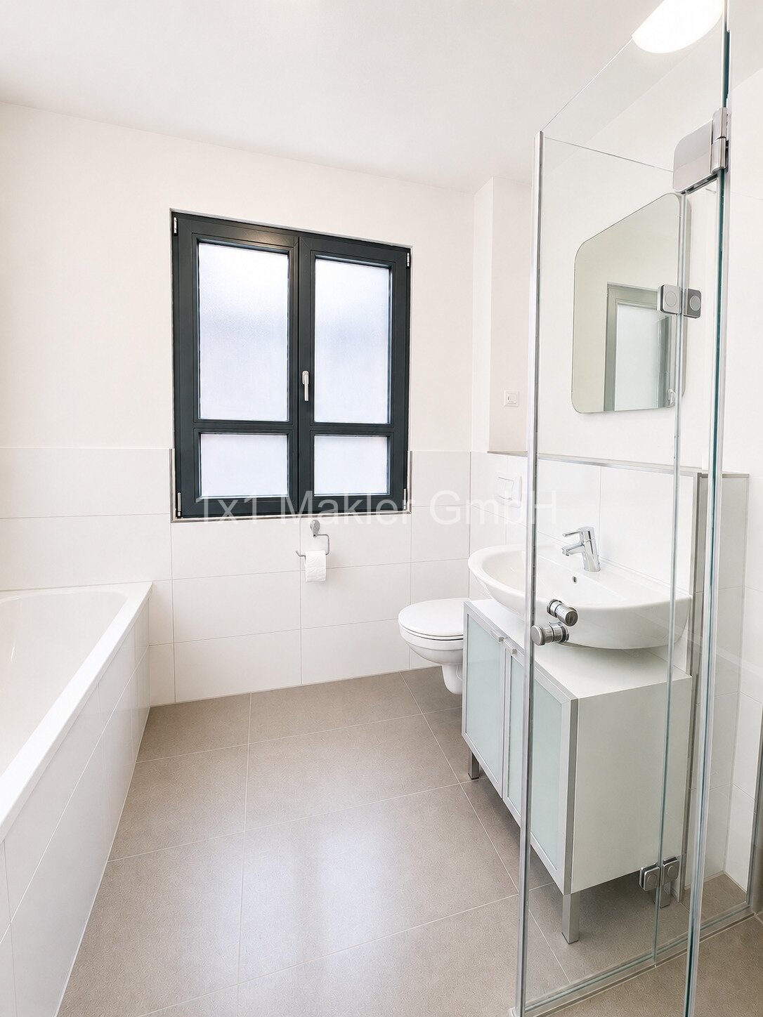 Badezimmer mit Dusche und Badewanne