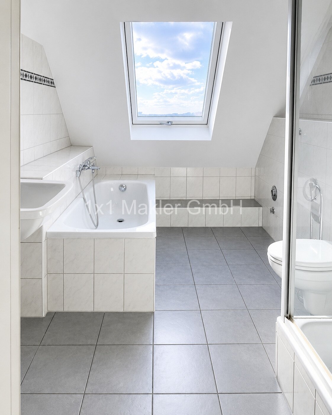Badezimmer mit Wanne und Dusche