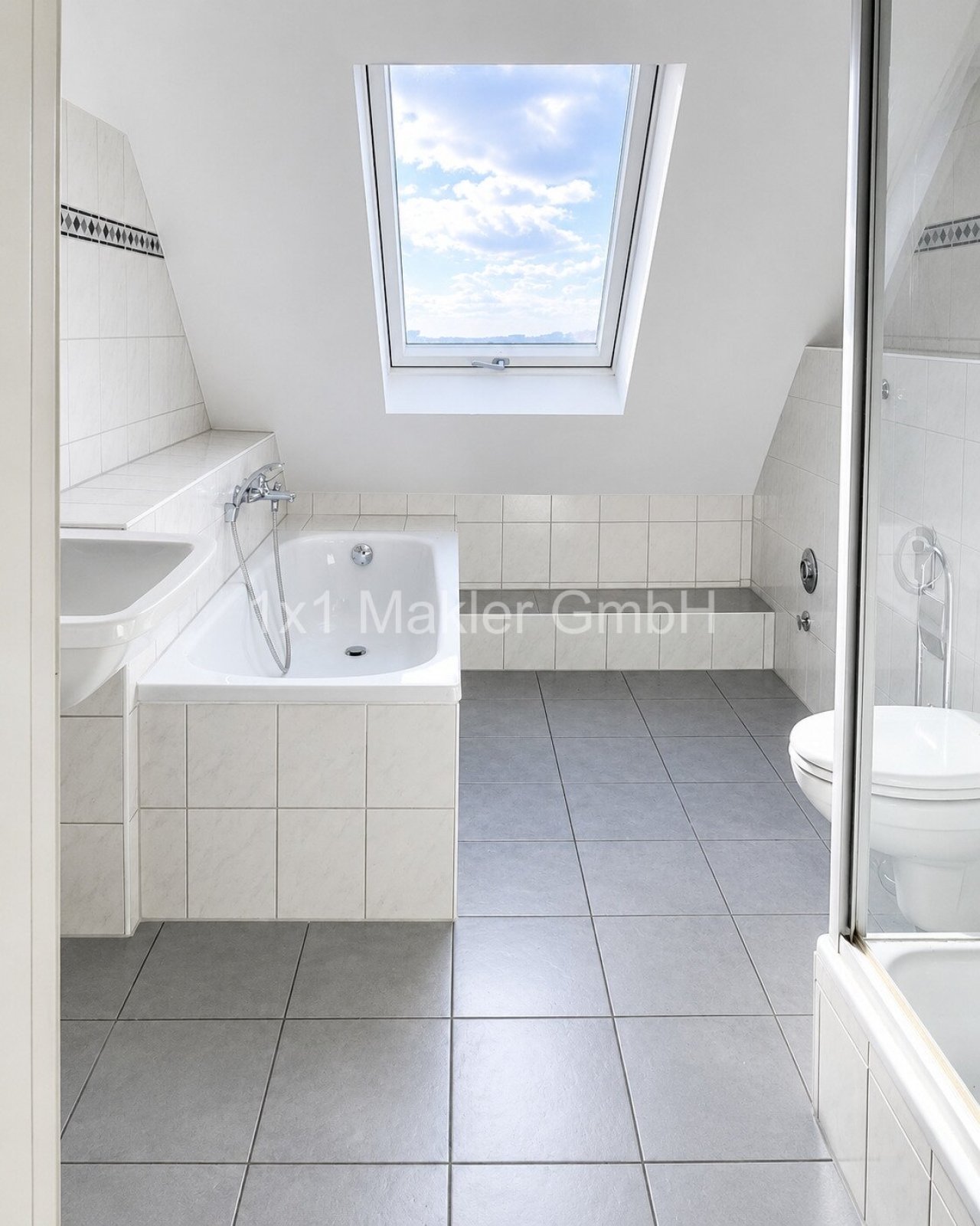 Badezimmer mit Wanne und Dusche