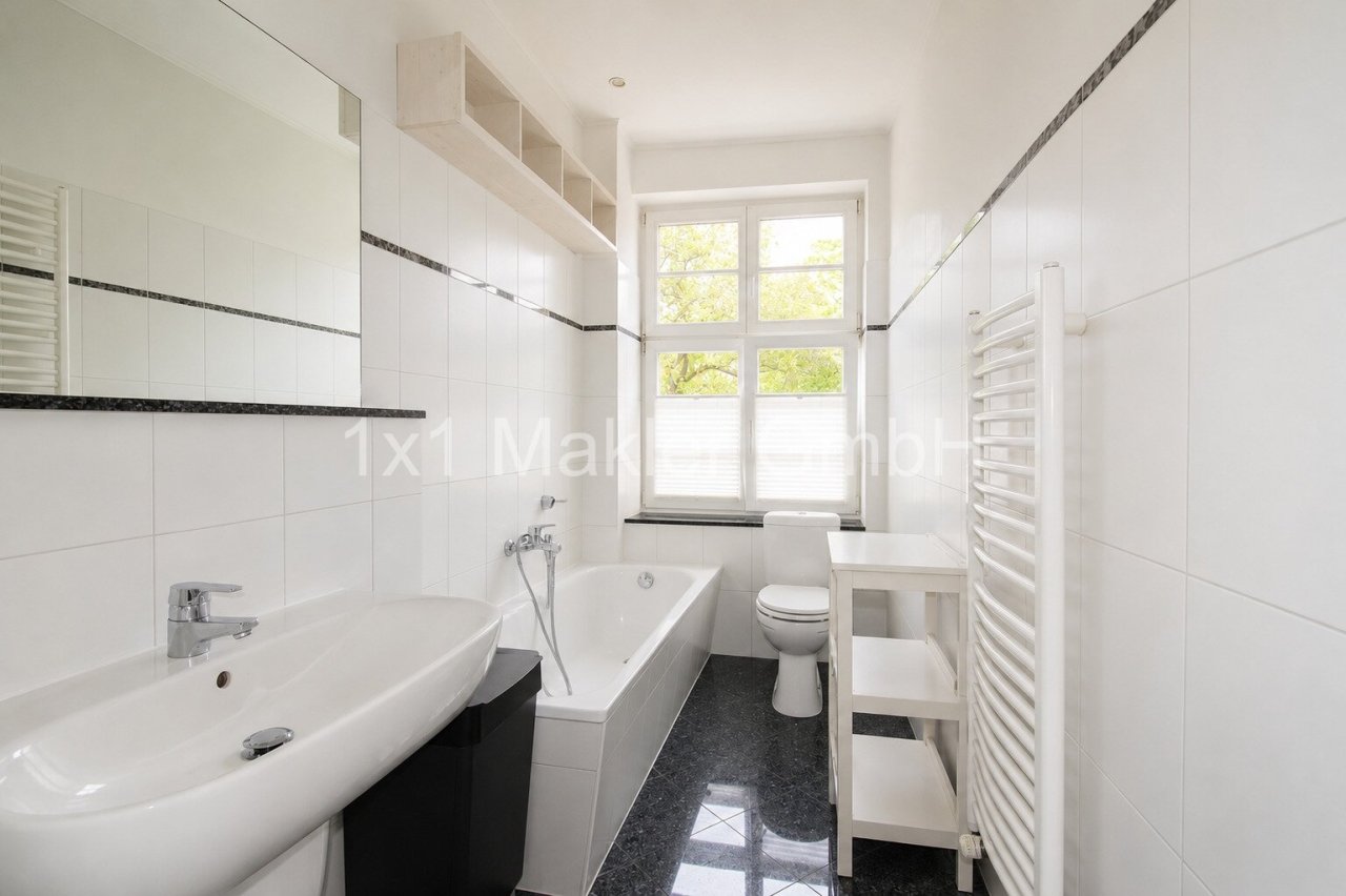 Badezimmer mit Wanne, Dusche und Fenster Badezimmer mit Wanne, Dusche und Fenster