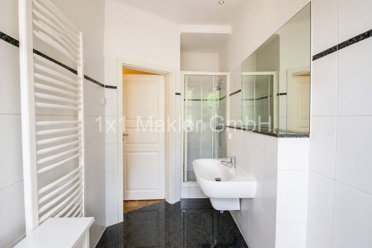 Badezimmer mit Wanne, Dusche und Fenster Badezimmer mit Wanne, Dusche und Fenster