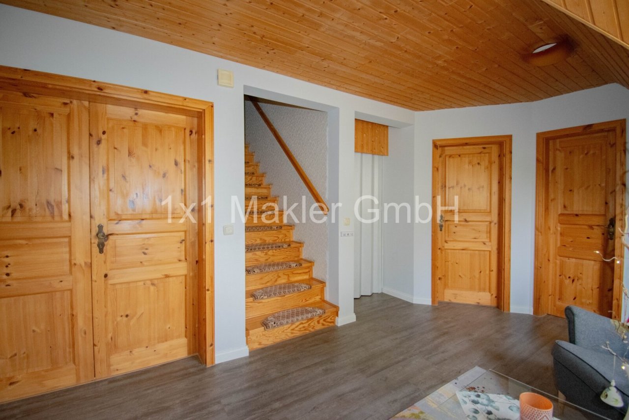 Vorraum mit Treppe ins OG Vorraum mit Treppe ins OG