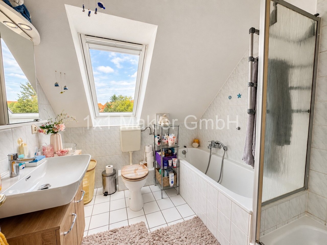 Badezimmer 1. OG mit Dusche und Badewanne