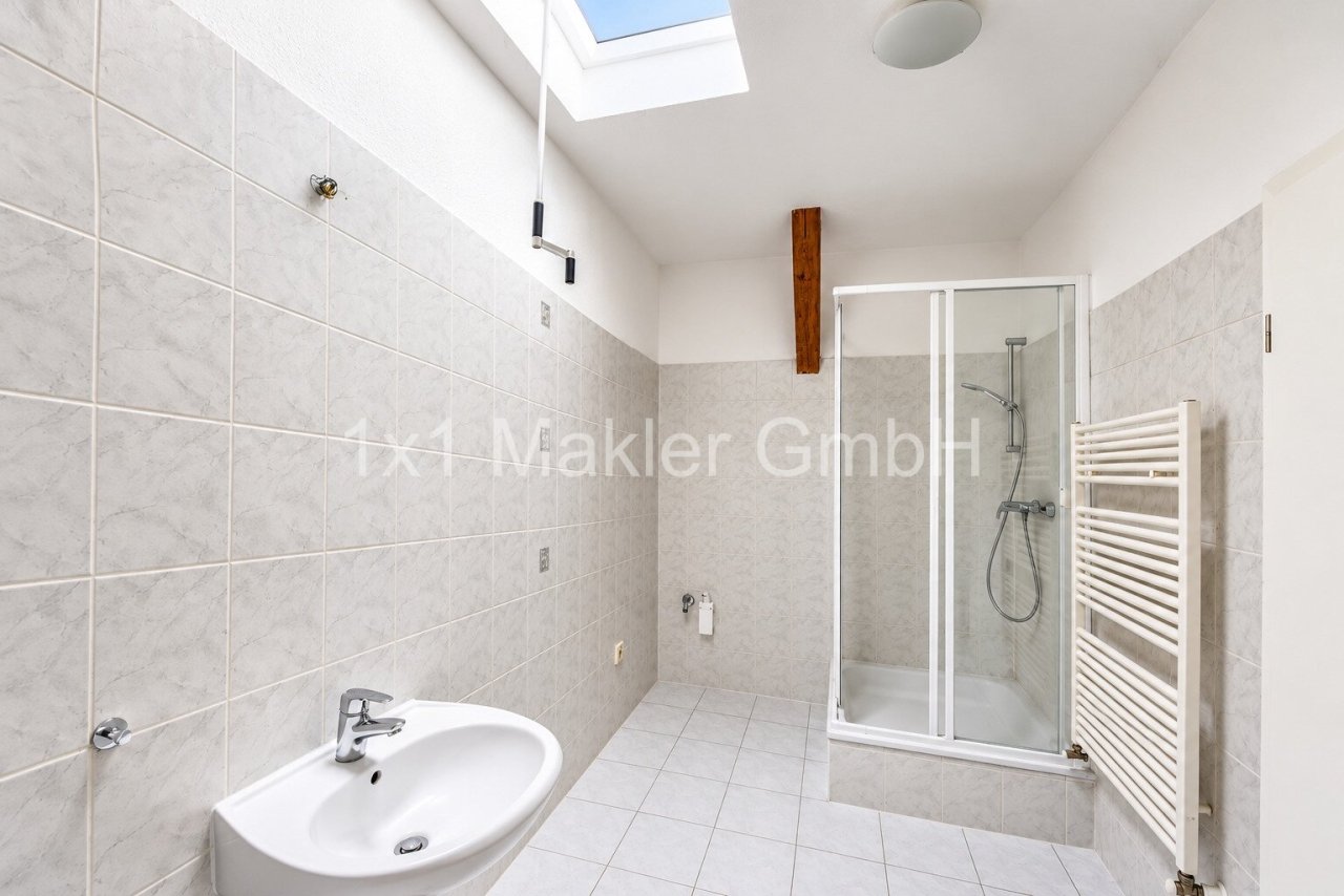 Badezimmer mit Dusche und Badewanne Badezimmer mit Dusche und Badewanne