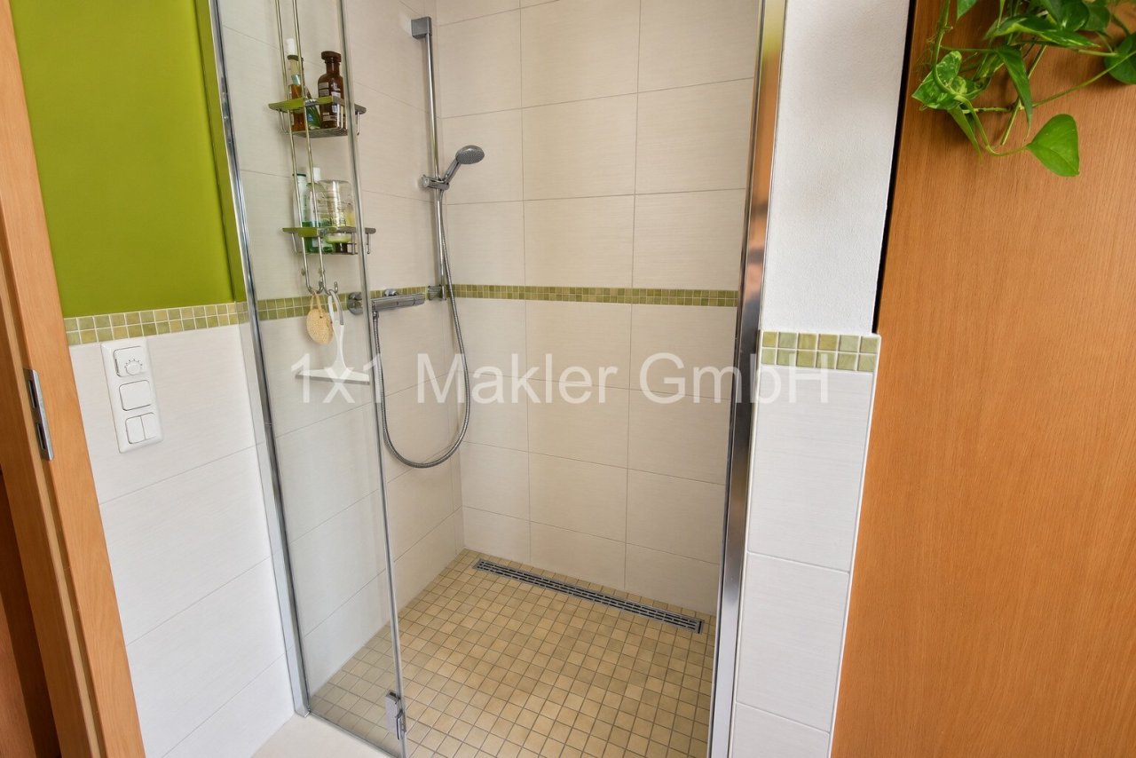 1. OG - Dusche mit Fußbodenheizung und rutschfesten Fliesen 1. OG - Dusche mit Fußbodenheizung und rutschfesten Fliesen