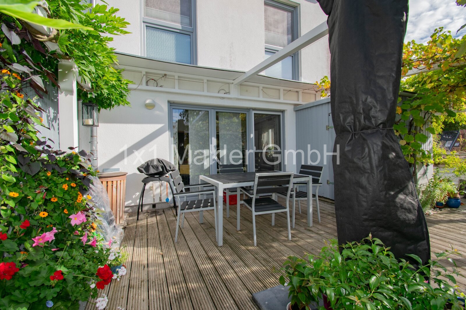 Terrasse mit Vorrichtung für Sonnensegel Terrasse mit Vorrichtung für Sonnensegel